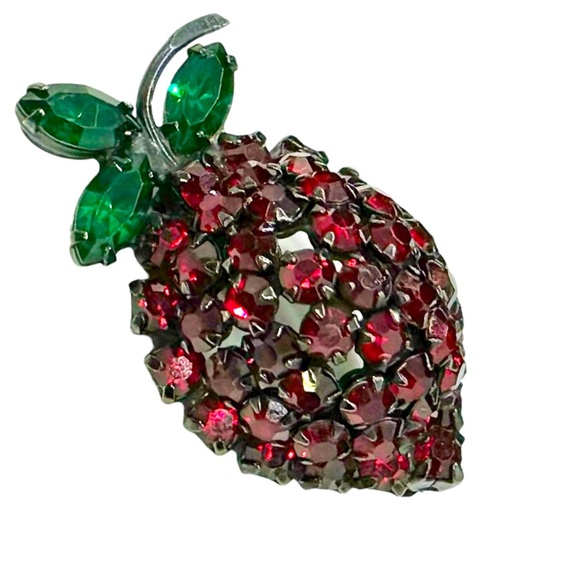 Vintage Hallmarked Warner Red Crystal Strawberry Brooch - Picture 6 of 9